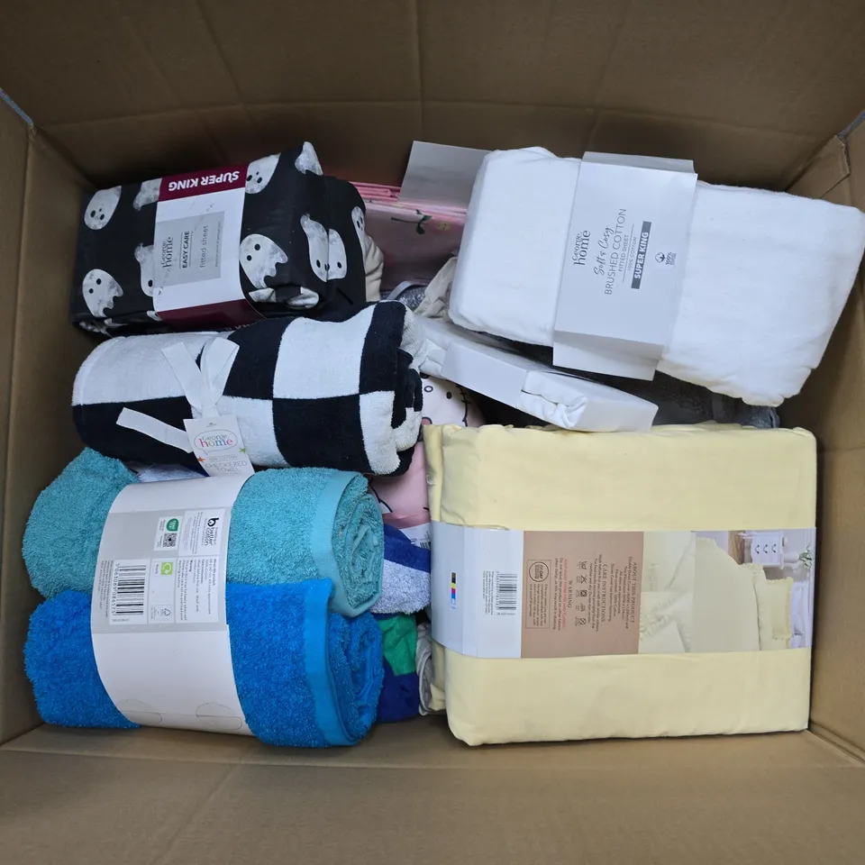 APPROXIMATELY 16 ASSORTED HOMEWARE ITEMS TO INCLUDE SMOCKED FRILL EDGE DUVET SET DOUBLE, SATEEN PILLOWCASES, 2 PACK BEACH PILLOWS, ETC