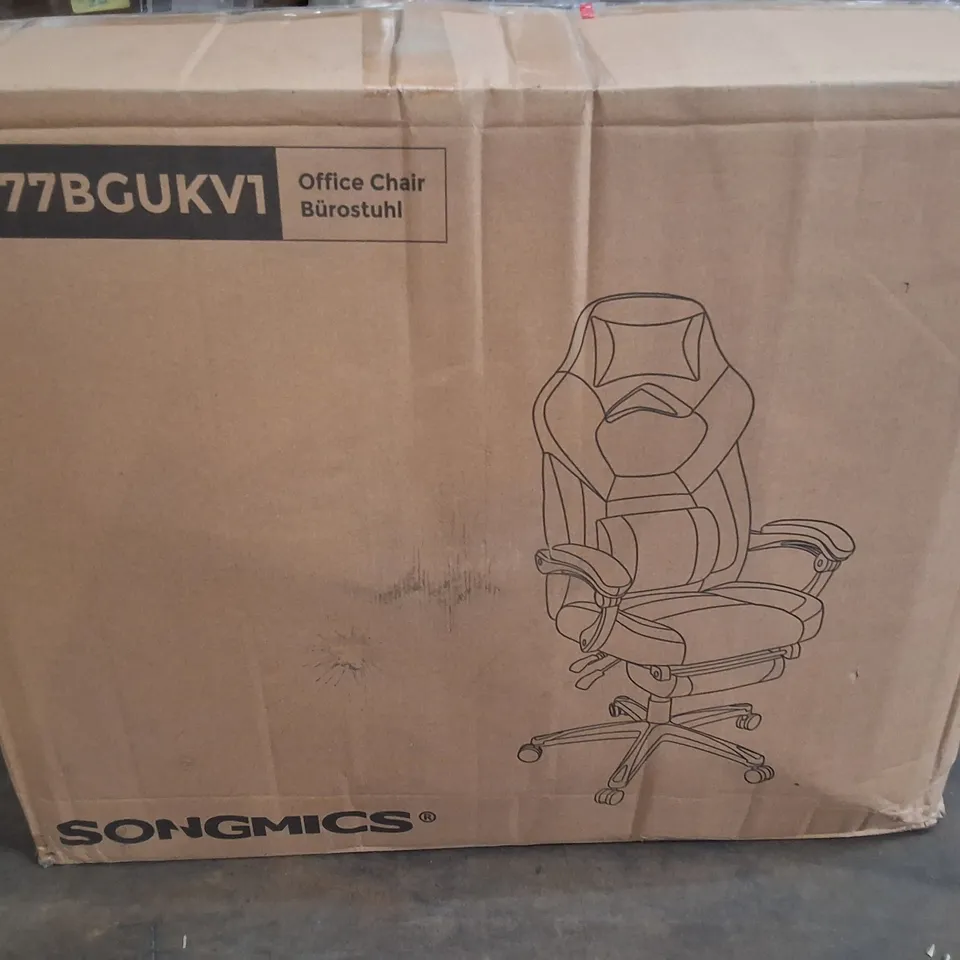 PALLET OF ASSORTED ITEMS TO INCLUDE MULTIPLE BOXED CHAIRS, COMPUTERS DESK AND LAUNDRY HAMPER