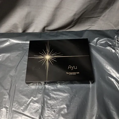 AYU THE ESSENTIALS EDIT EYE & FACE PALETTE FOR GREEN EYES – MAKE-UP SET WITH BRUSH HOLDER