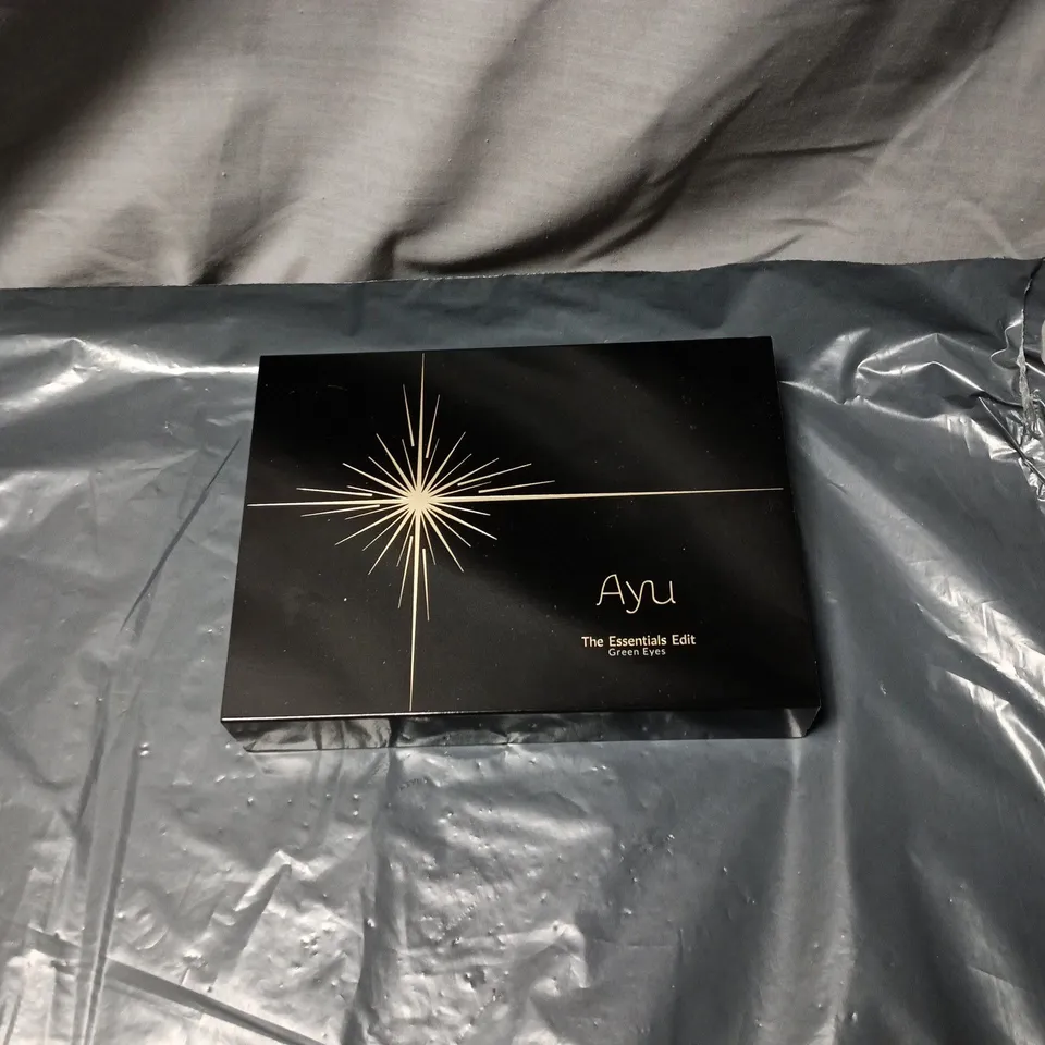 AYU THE ESSENTIALS EDIT EYE & FACE PALETTE FOR GREEN EYES – MAKE-UP SET WITH BRUSH HOLDER