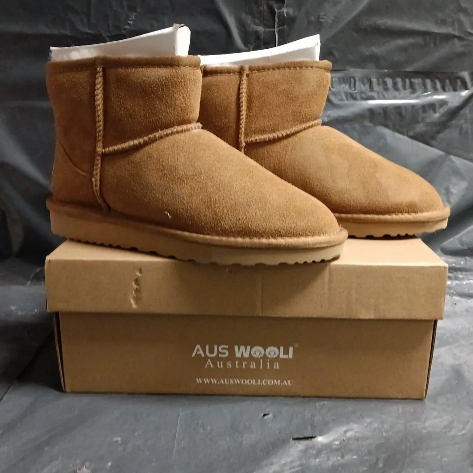 BOXED PAIR OF AUS WOOLI BONDI SHOES IN CHESTNUT SIZE UK 5