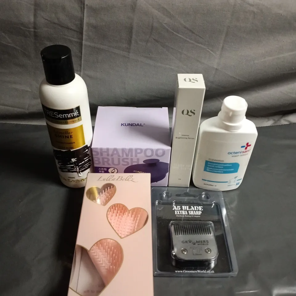 APPROXIMATELY 15 ASSORTED HEALTH & BEAUTY PRODUCTS TO INCLUDE HAIR BRUSHES, CLIPPER HEAD AND SHAMPOO BRUSH