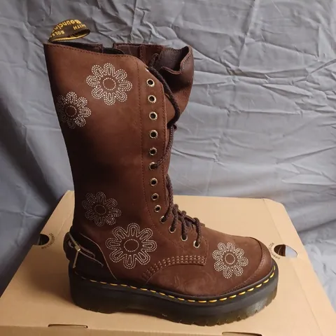 BOXED PAIR OF DR. MARTENS FLORAL EMBROIDERED LEATHER BOOTS – UK SIZE 7 