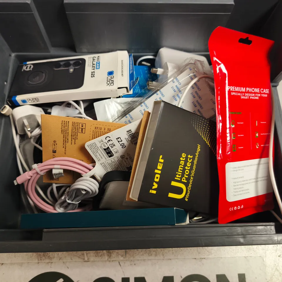APPROXIMATELY 15 ASSORTED SMARTPHONE ACCESSORIES TO INCLUDE CHARGING CABLES, POWERBANKS, PHONE CASES ETC