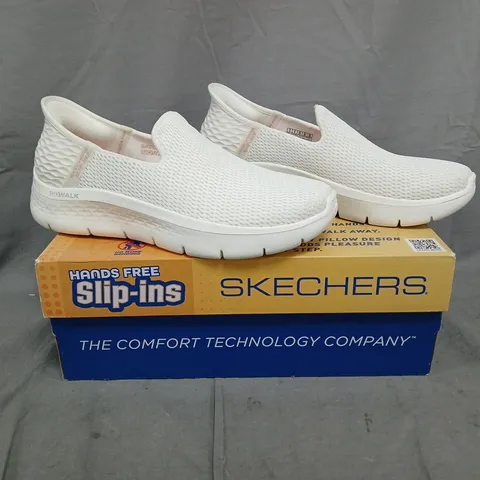 BOXED PAIR OF SKECHERS SLIP-INS SHOES IN WHITE SIZE UK 6