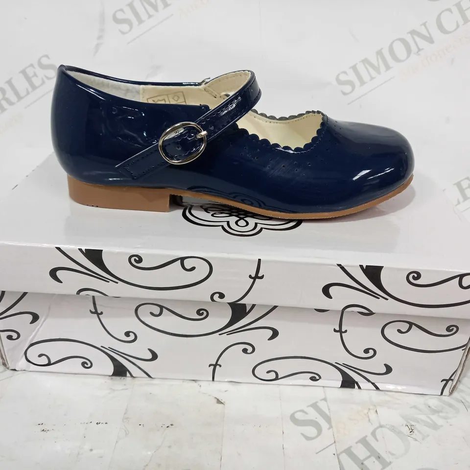 BOXED PAIR OF SEVVA CHILDREN'S SHOES IN NAVY SIZE 11