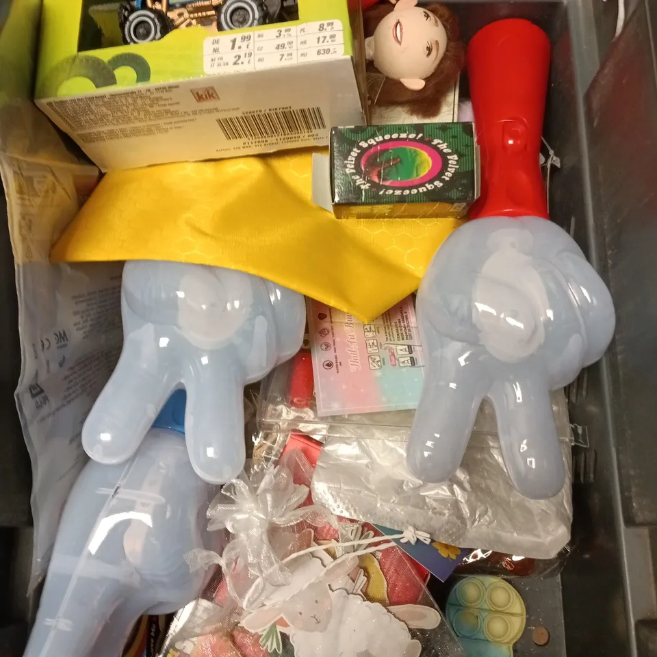APPROXIMATELY 15 ASSORTED TOYS & GAMES PRODUCTS TO INCLUDE MINI MONSTER TRUCK, WHOOPEE CUSHION, FIGURINE ETC 
