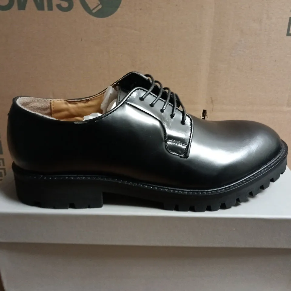 BOXED PAIR OF MOSS BLACK LEATHER LACE-UP MEN'S DRESS SHOES – SIZE 10