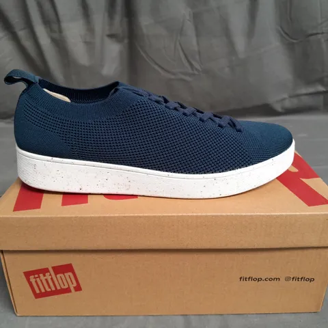 BOXED PAIR OF FITFLOP NAVY SHOES SIZE UK 6.5