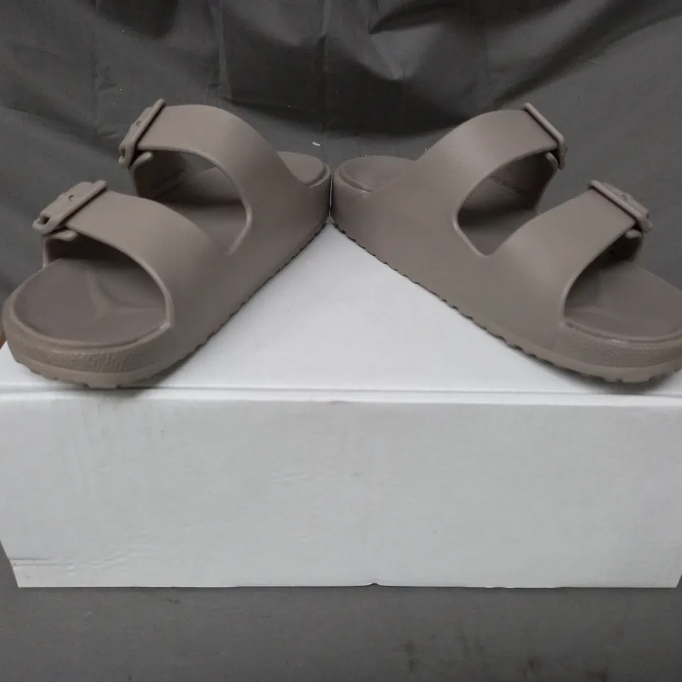 BOXED PAIR OF SKECHERS OPEN TOE SANDALS IN TAUPE SIZE 6
