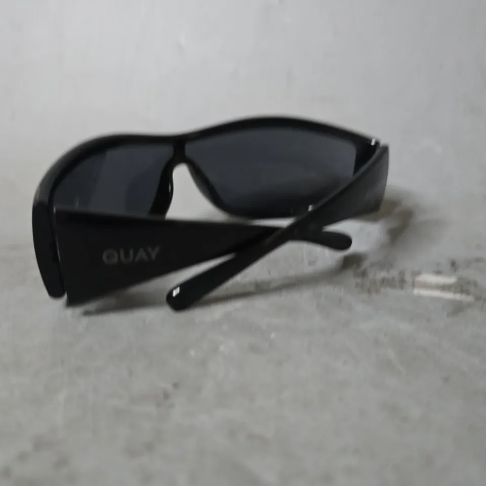 QUAY WRAP AROUND BLACK SUNGLASSES