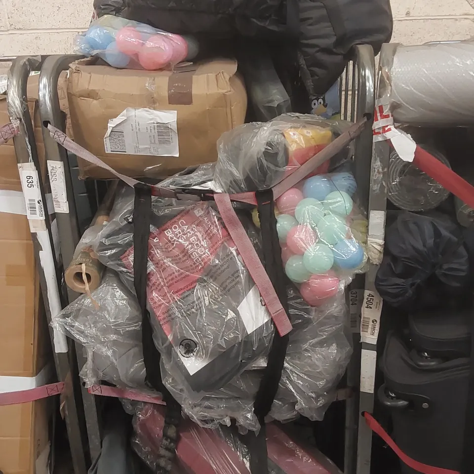 CAGE CONTAINING A LARGE QUANTITY OF ASSORTED ITEMS INCLUDING: SUITCASE, DOG BED, CAR BOOT ORGANISER BOX ECT - CAGE NOT INCLUDED