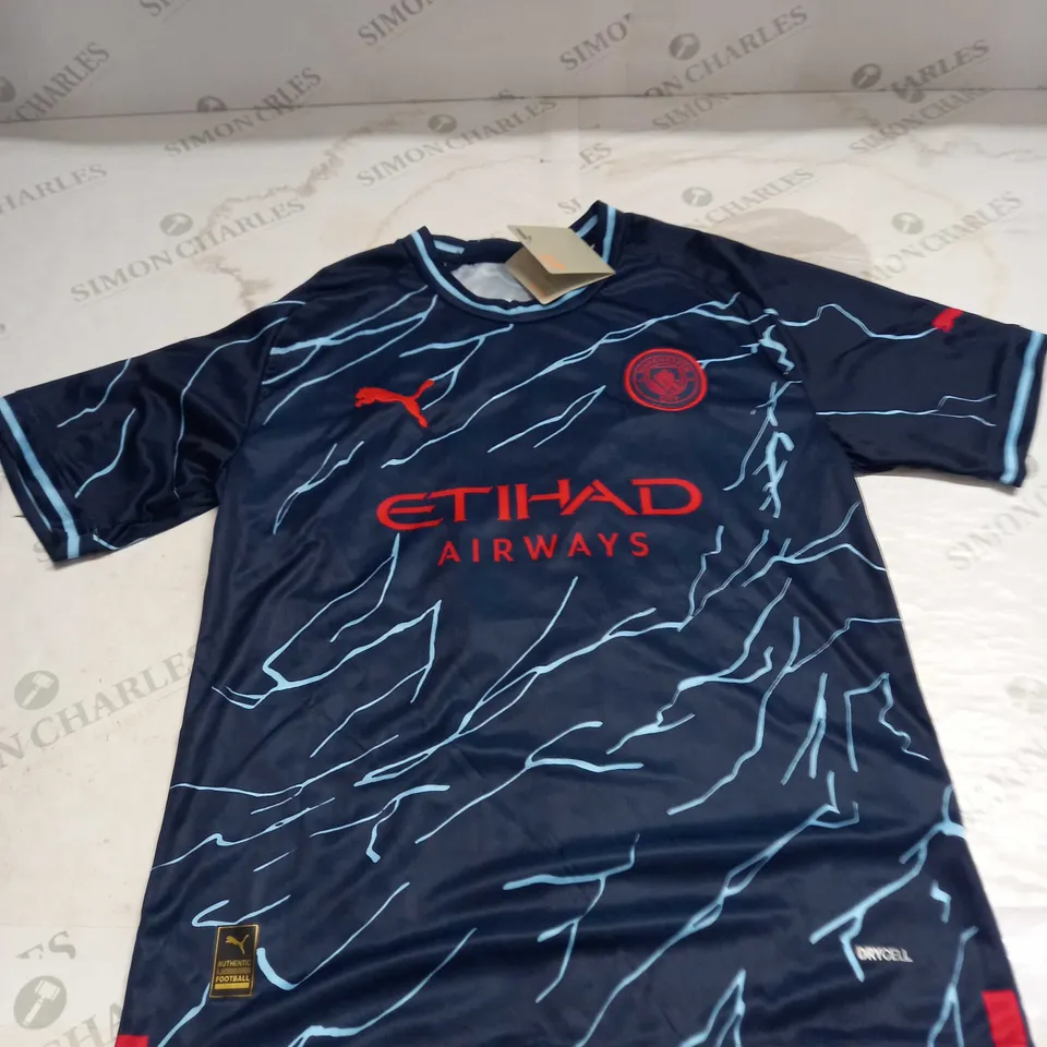 MANCHESTER CITY FC 3RD SHIRT AND SHORTS WITH LICAS 3 ON THE BACK SIZE 26