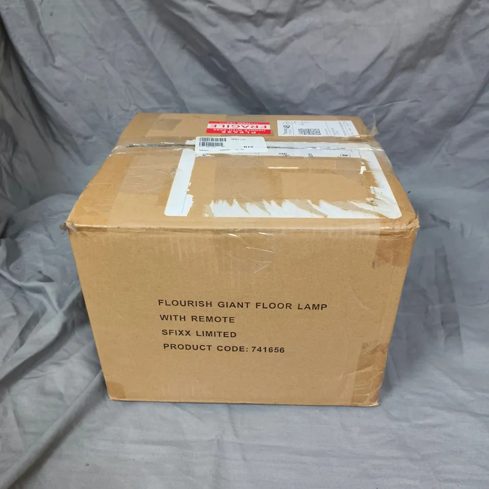 FLOURISH SOLAR FLOOR LAMP WITH REMOTE