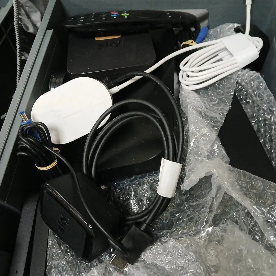 APPROXIMATELY 10 ASSORTED ELECTRICAL ITEMS INCLUDING SKY ROUTER AND SKY REMOTE 