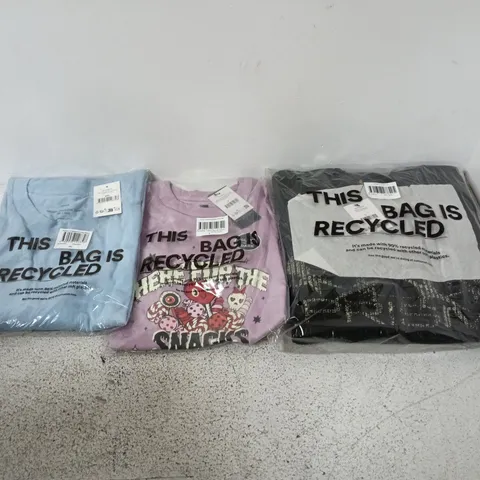 APPROXIMATELY 25 ASSORTED CLOTHING ITEMS IN VARIOUS SIZES, COLOURS & STYLES TO INCLUDE Y2K BOX FIT CREW KNIT, POPPY OVERSIZE GRAPHIC TEE, ORGANIC CROPPED FIT LONG SLEEVE, ETC