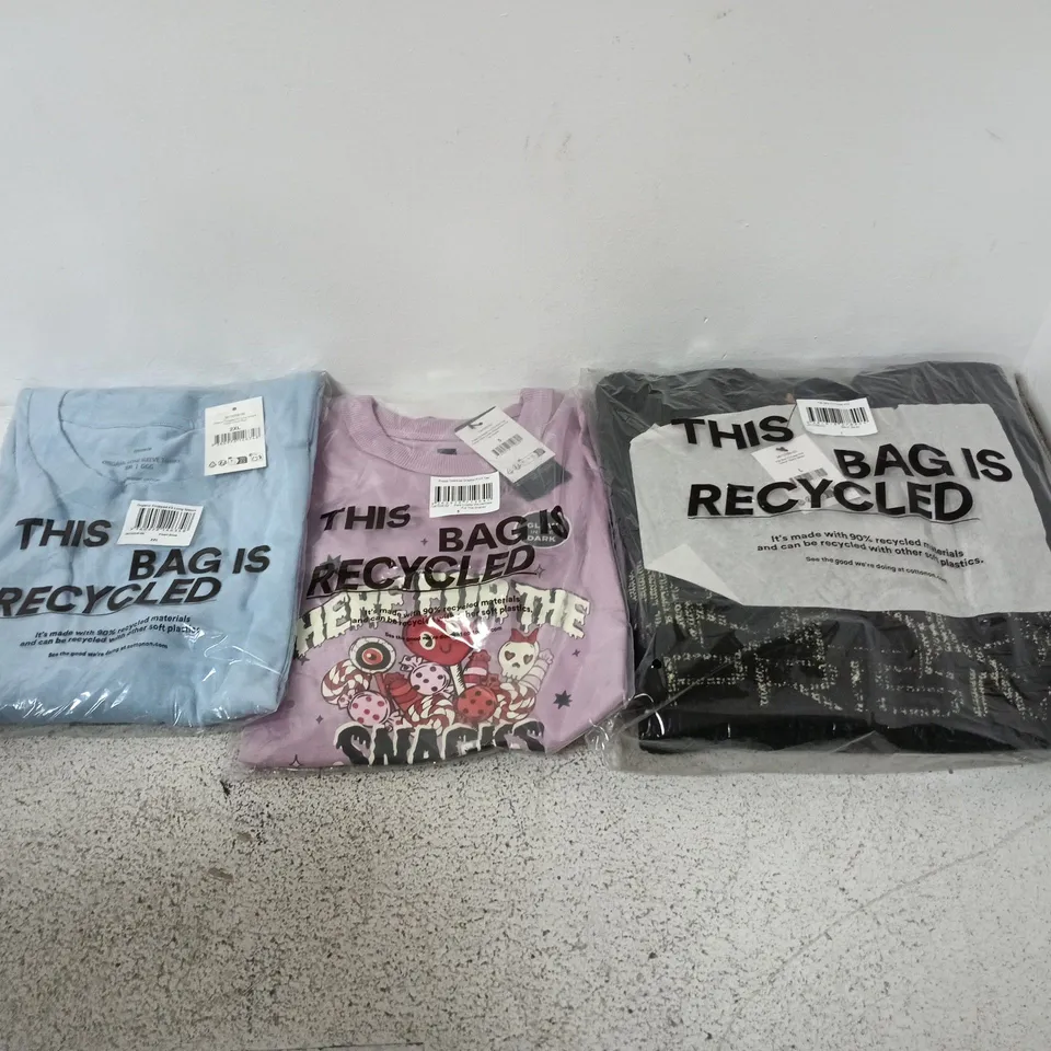 APPROXIMATELY 25 ASSORTED CLOTHING ITEMS IN VARIOUS SIZES, COLOURS & STYLES TO INCLUDE Y2K BOX FIT CREW KNIT, POPPY OVERSIZE GRAPHIC TEE, ORGANIC CROPPED FIT LONG SLEEVE, ETC