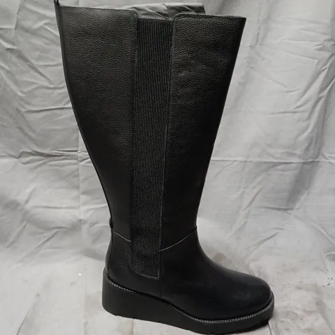 JD WILLIAMS BLACK LEATHER LOOK KNEE-HIGH BOOTS – EX WIDE UK 6