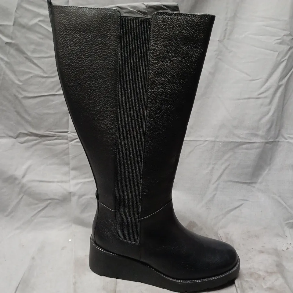 JD WILLIAMS BLACK LEATHER LOOK KNEE-HIGH BOOTS – EX WIDE UK 6