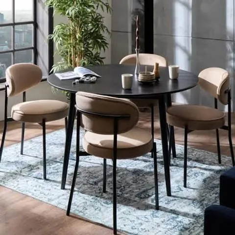 BOXED HEIDI SOLID OAK 4-6 SEATER ROUND DINING TABLE - WALNUT