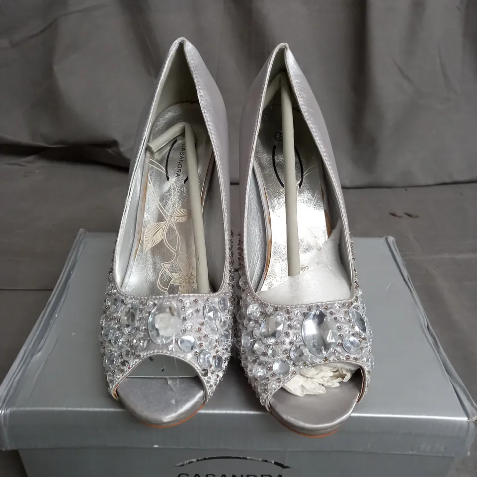 APPROXIMATELY 12 PAIRS OF WOMENS DIAMANTE HIGH HEEL SHOES IN VARIOUS SIZES