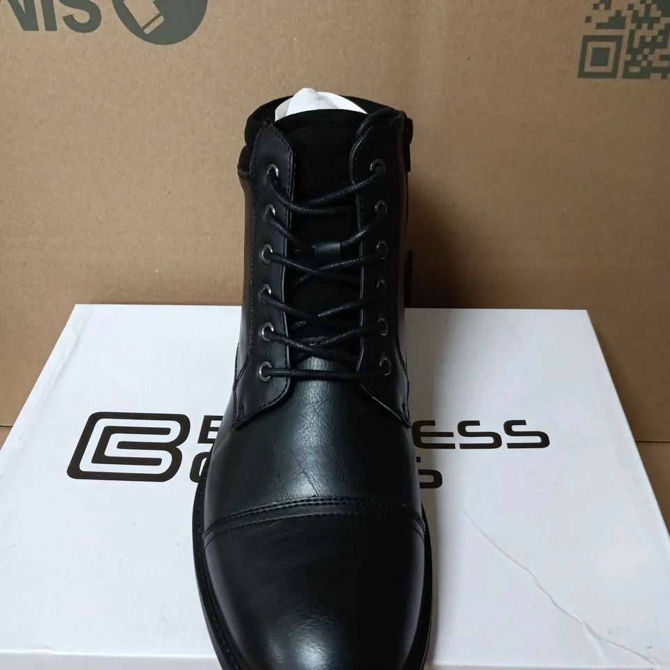 BOXED PAIR OF BUSINESS CLASS BENNETT LEATHER BOOTS - SIZE 11