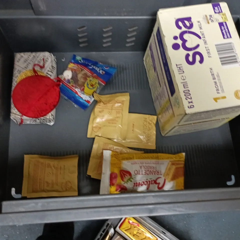 LOT OF APPROXIMATELY 20 ASSORTED FOOD ITEMS TO INCLUDE HOTEL CHOCOLATE TRAY, SERAPHIC OLKIVE OIL AND SMA 1ST MILK