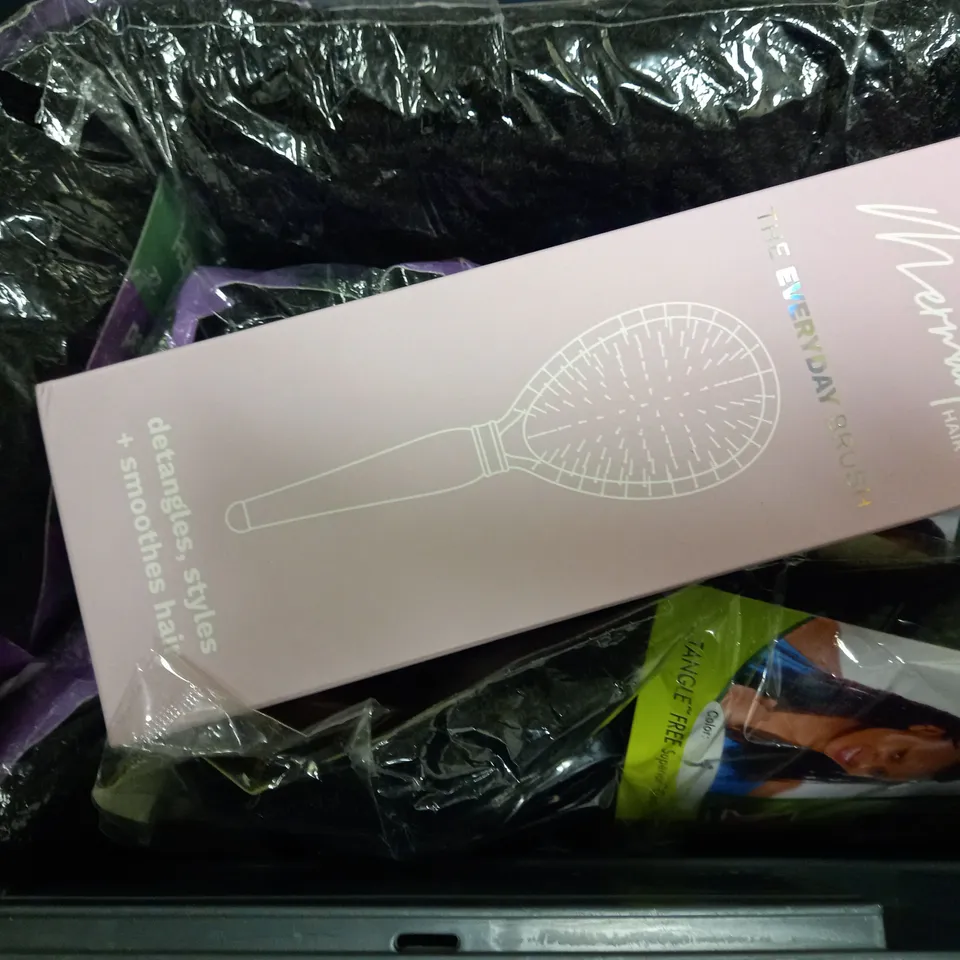 BOX OF APPROX 5 ASSORTED HEALTH AND BEAUTY ITEMS TO INCLUDE - JOZI LITE DRED 22 INCH - MILO ORIGINAL KINKY HAIR - MERMADE THE EVERYDAY HAIR BRUSH ECT