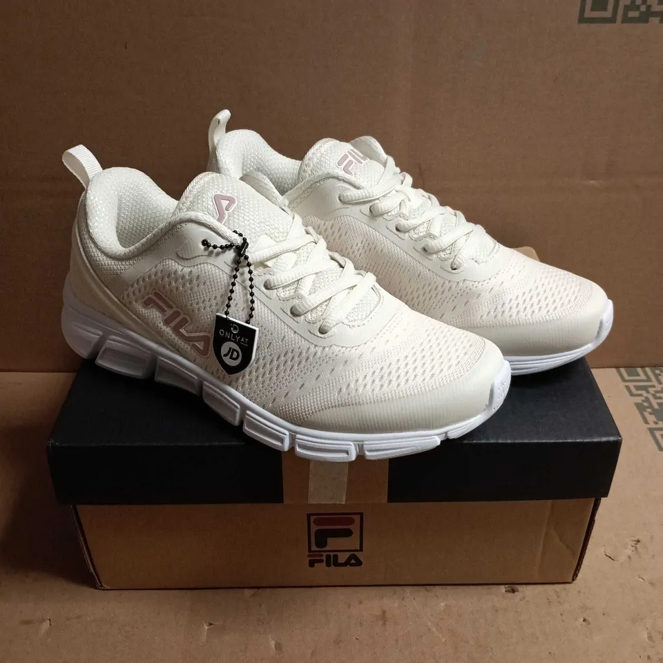 BOXED PAIR OF FILA FLASH ATTACK WOMEN'S TRAINERS – WHITE – 5