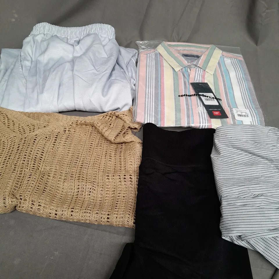 BOX OF APPROXIMATELY 25 ASSORTED CLOTHING ITEMS TO INCLUDE - SHORTS , VEST , TROUSERS ETC