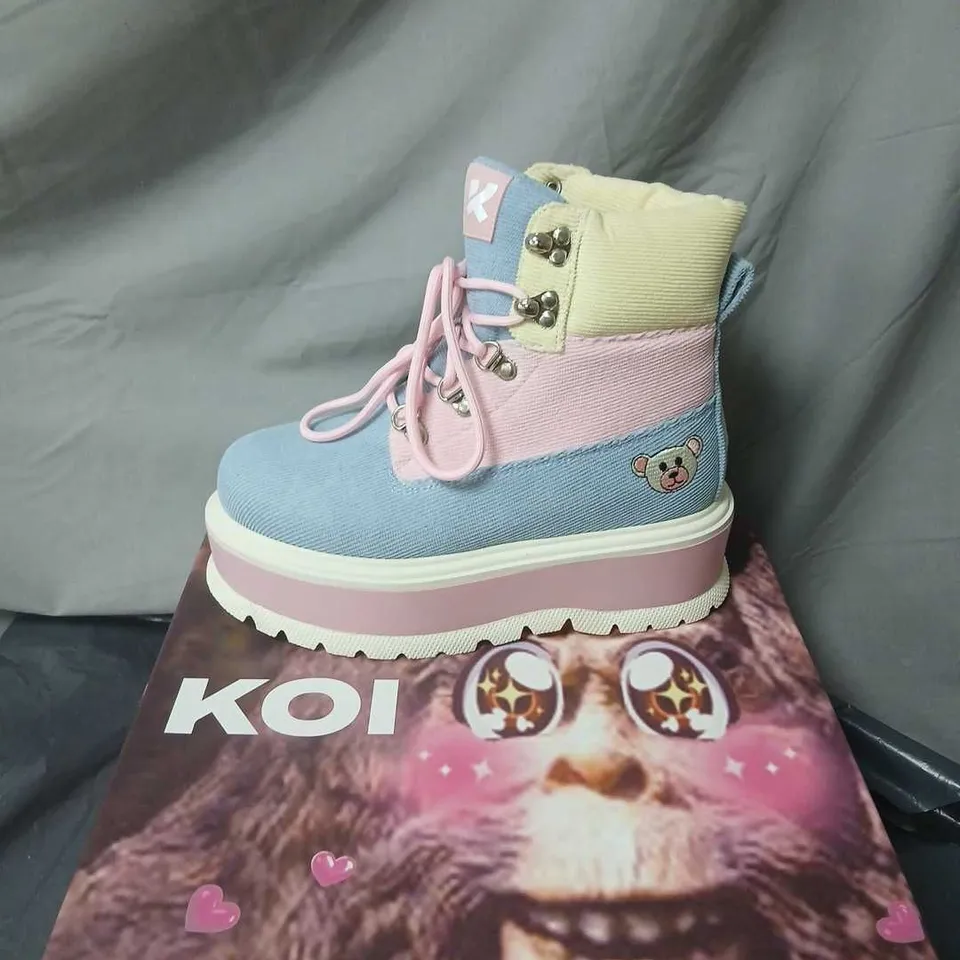 BOXED KOI KAWAII SNUGGLE BEAR BOOTS IN MULTI - UK 3