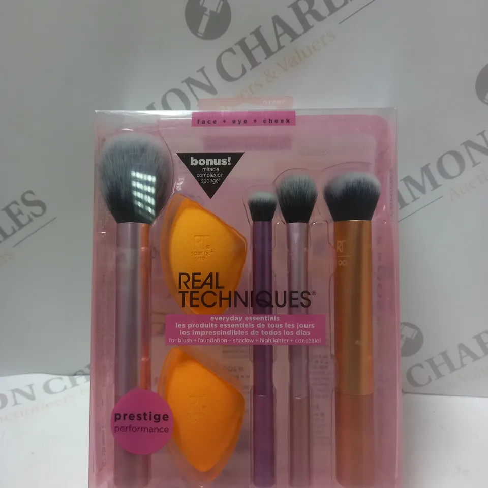 REAL TECHNIQUES MAKEUP BRUSHES AND SPONGES 