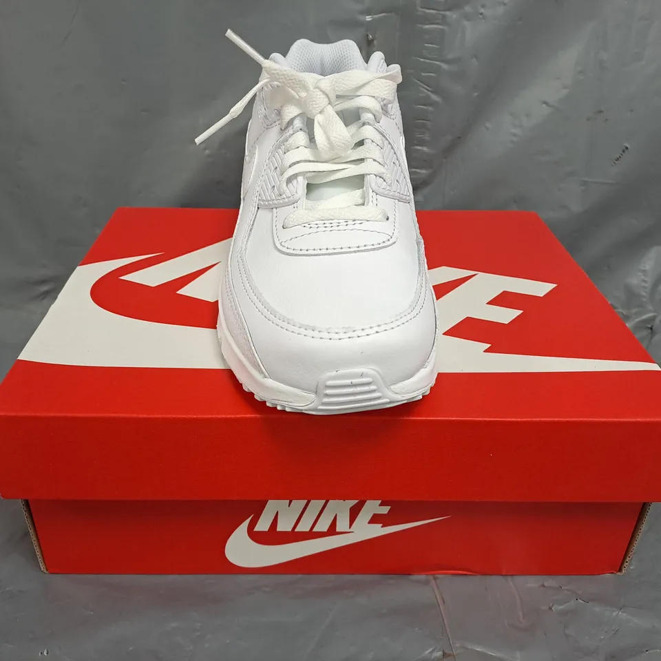 BOXED PAIR OF NIKE AIR SHOES IN WHITE SIZE UK 4.5