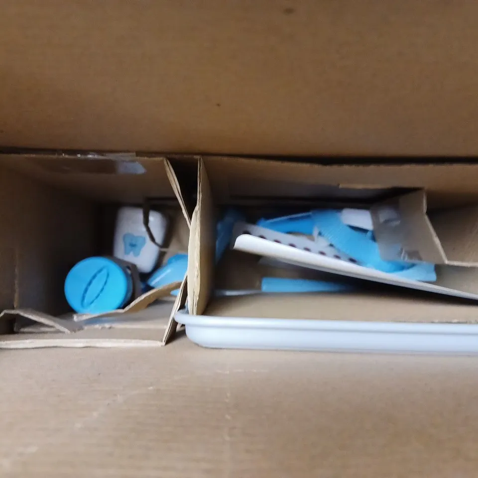 BOXED SUPER SMILE DENTIST PLAY SET RRP £34.99