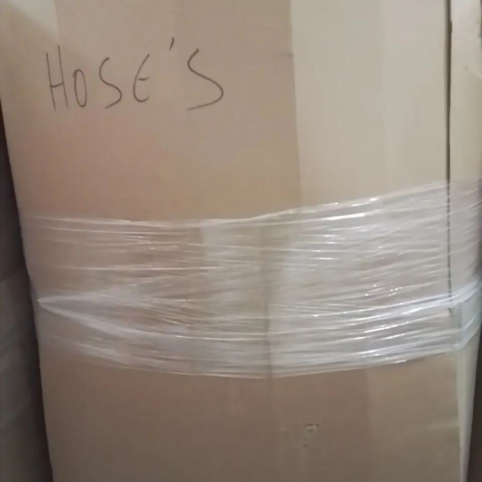 PALLET CONTAINING A LARGE QUANTITY OF HOSES