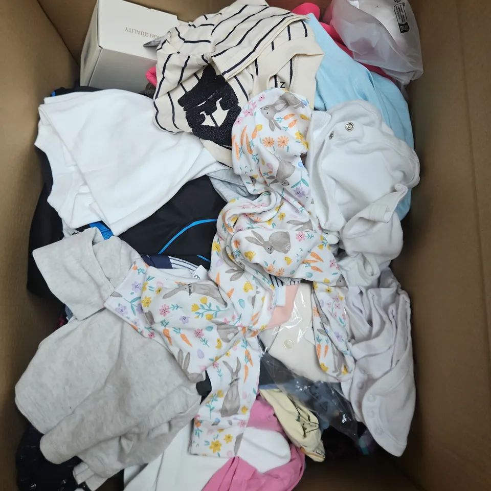 BOX OF APPROXIMATELY 30 ASSORTED KIDS CLOTHING ITEMS TO INCUDE - COAT - HAT - TOPS, ETC