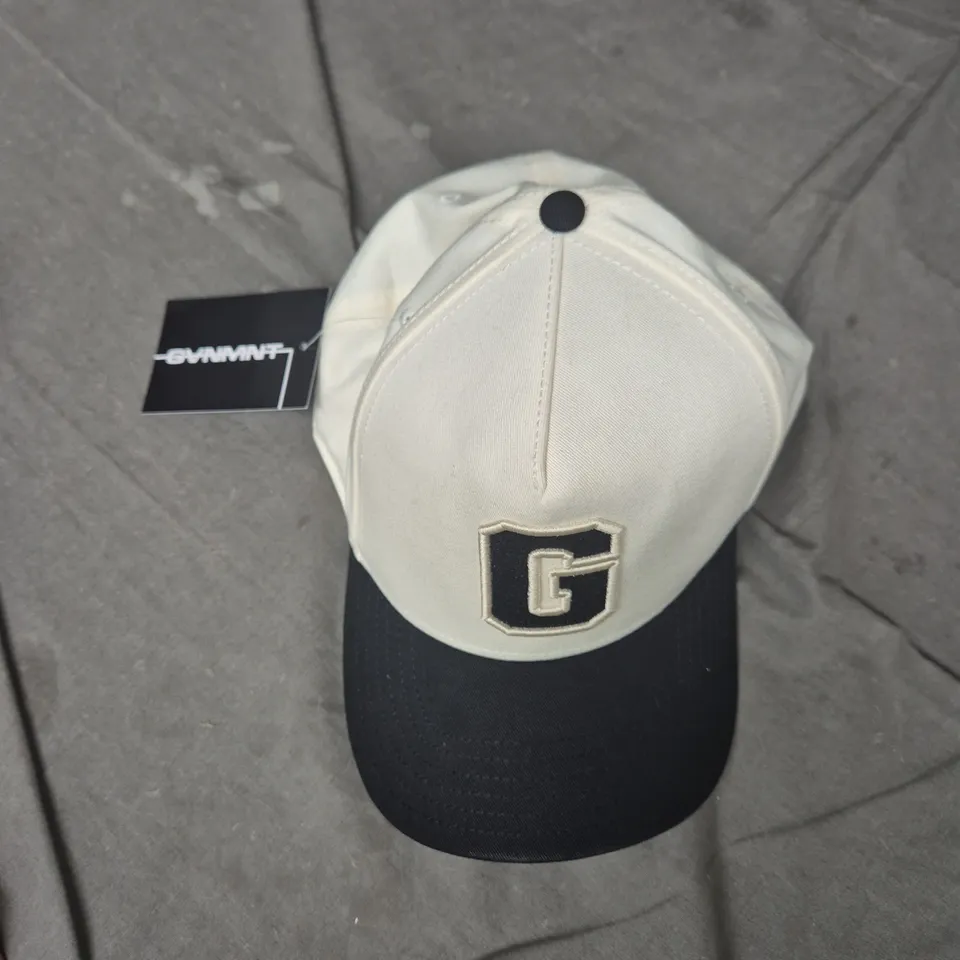 BASEBALL CAP WITH G EMBLEM – ONE SIZE