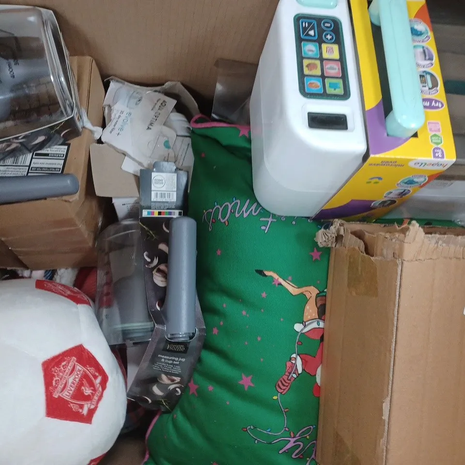 BOX OF APPROXIMATELY 10 ASSORTED HOUSEHOLD ITEMS TO INCLUDE UNO QUATRO, KID'S DRINKS BOTTLE, ETC - COLLECTION ONLY