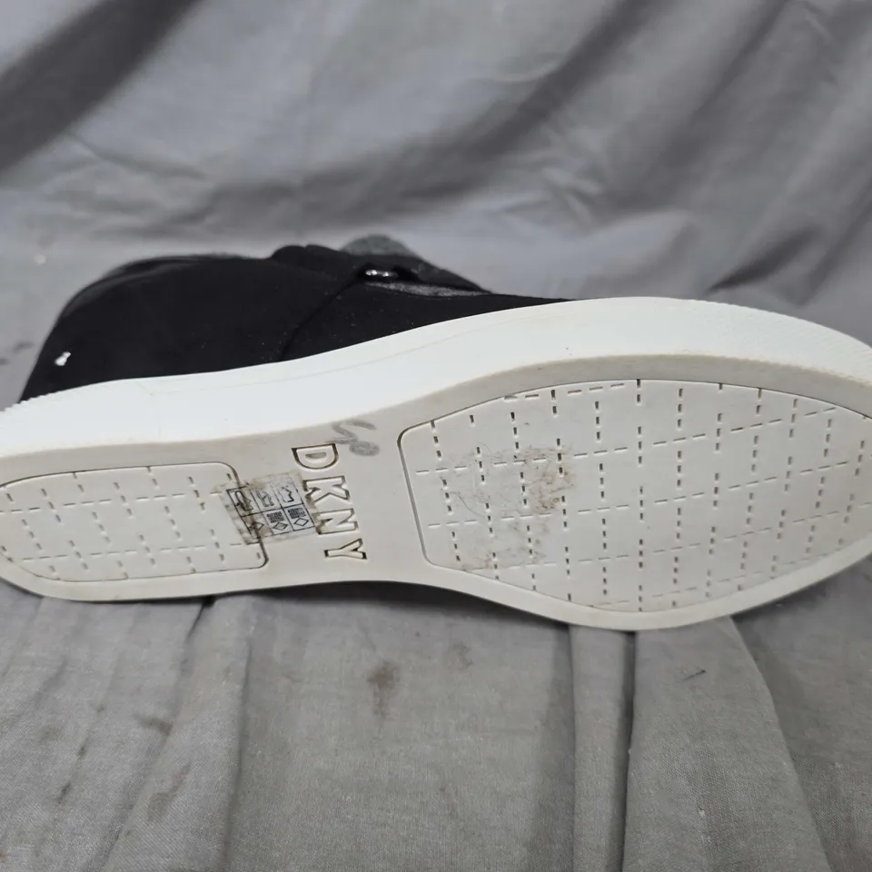 DKNY GREY KNIT SLIP-ON SNEAKERS WITH BLACK STRAP – UK 6