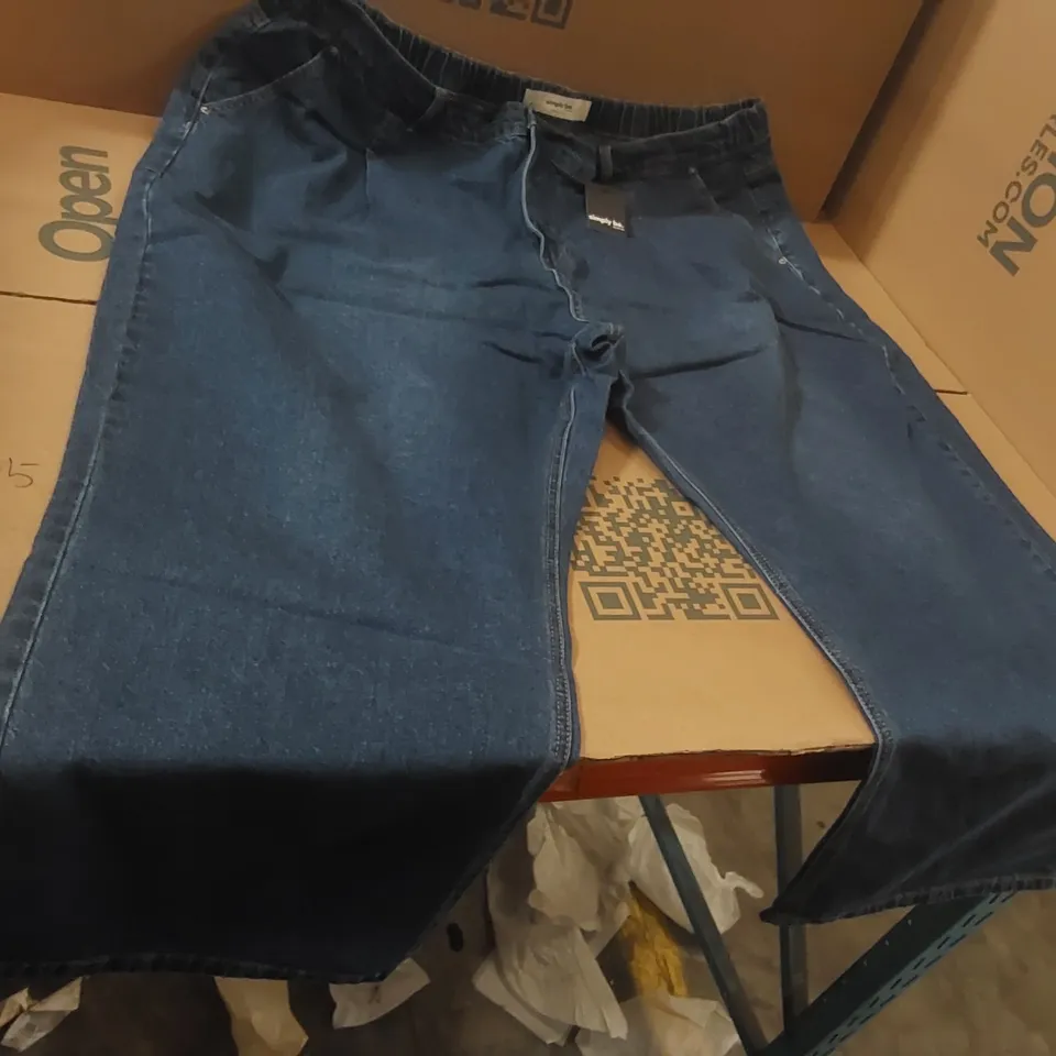 BOX CONTAINING APPROXIMATELY 14x BRAND NEW SIMPLY BE MID BLUE PLEAT DETAIL JEANS - SIZE 26S