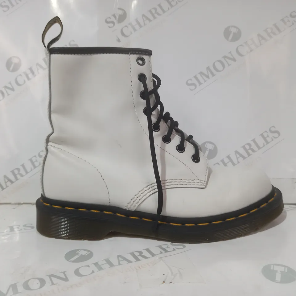 PAIR OF DR MARTENS ANKLE BOOTS IN WHITE UK SIZE 5