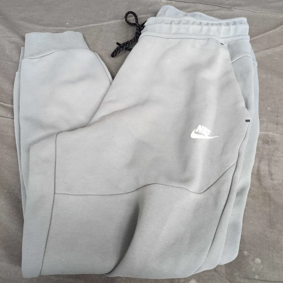 NIKE JOGGERS IN GREY - LARGE