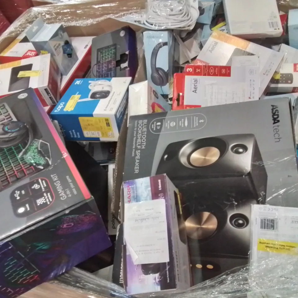 PALLET CONTAINING VERY LARGE AMOUNT OF SPEAKERS, HEADPHONES, KEYBOARDS AND OTHER ELECTRONIC ITEMS