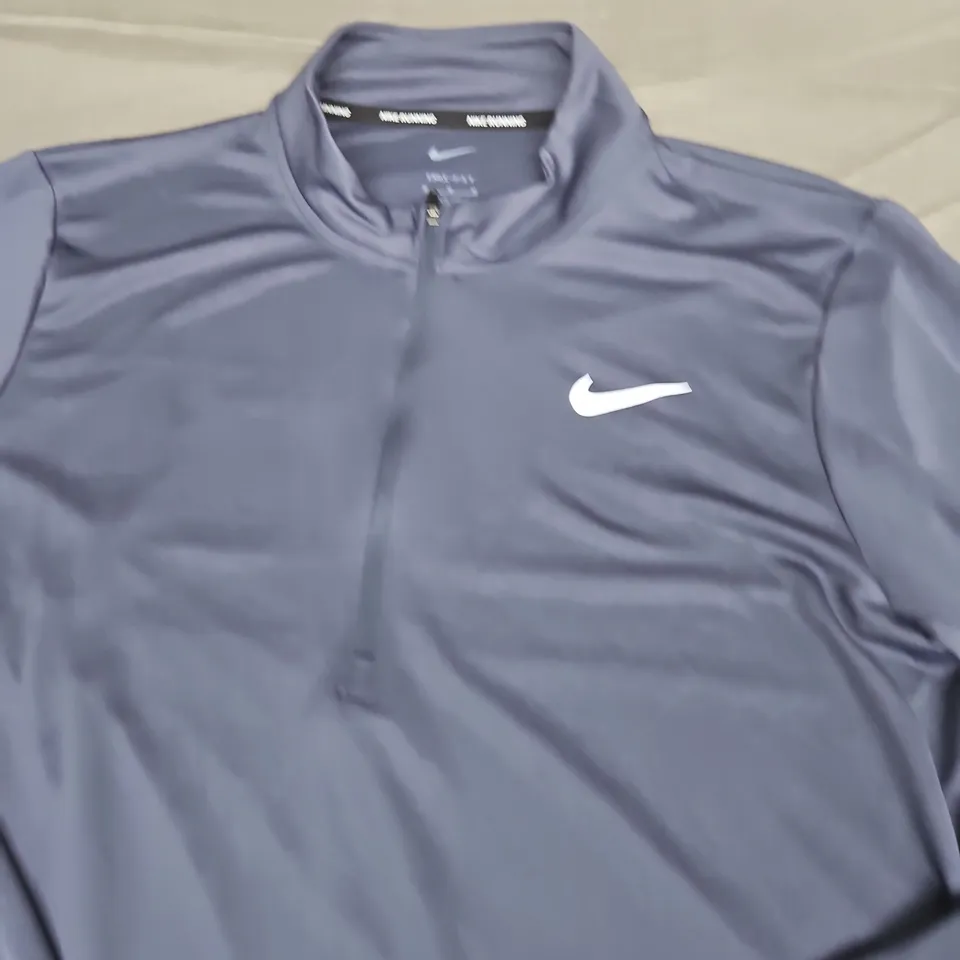 NIKE 1/2 ZIP TOP - SIZE M