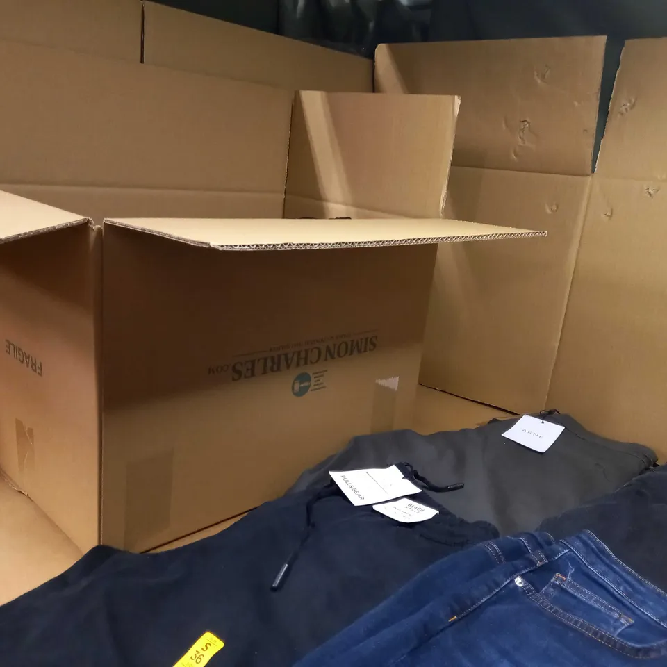 BOX OF APPROX 7 ASSORTED JEANS VARYING IN SIZE/COLOUR/STYLE