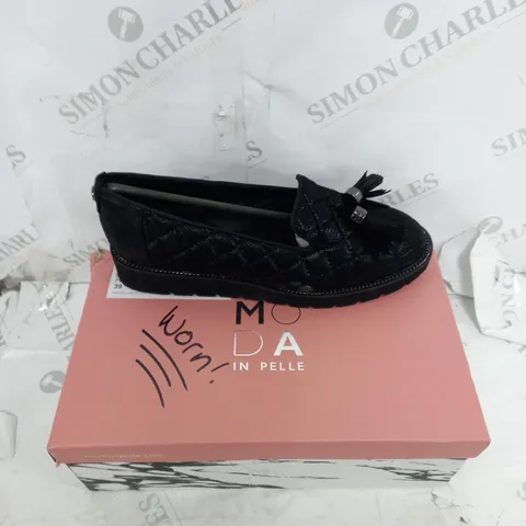 BOXED PAIR OF MODA IN PELLE EMMERSON BLACK SIZE 6