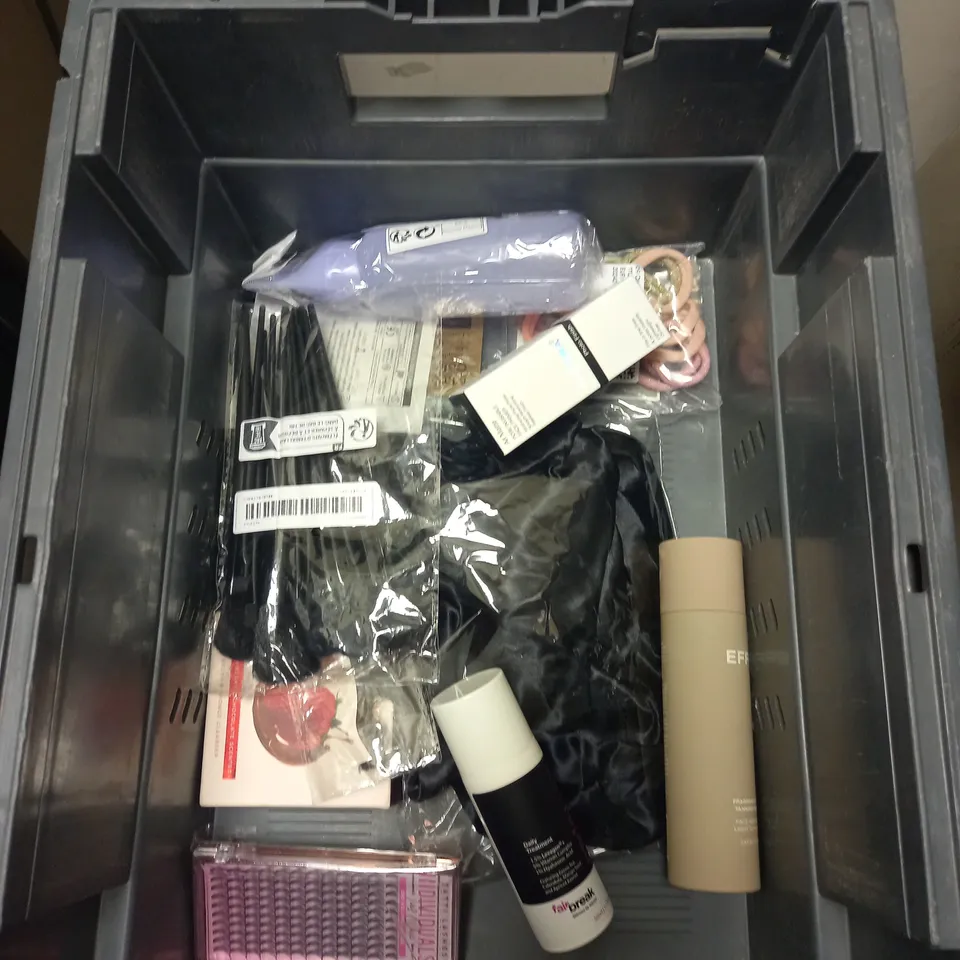 BOX OF APPROXIMATELY 20 COSMETIC ITEMS TO INCLUDE - DEEP HEAT PAIN RELIEF PATCH - ELEMIS COSMETICS BAG - ALOE DENT CHARCOAL TOOTHPASTE - ETC
