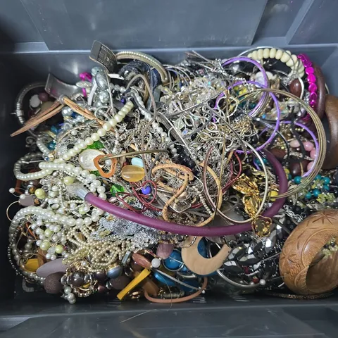APPROXIMATELY 20 ASSORTED JEWELLERY ITEMS TO INCLUDE NECKLACES, BRACELETS, EARRINGS, ETC