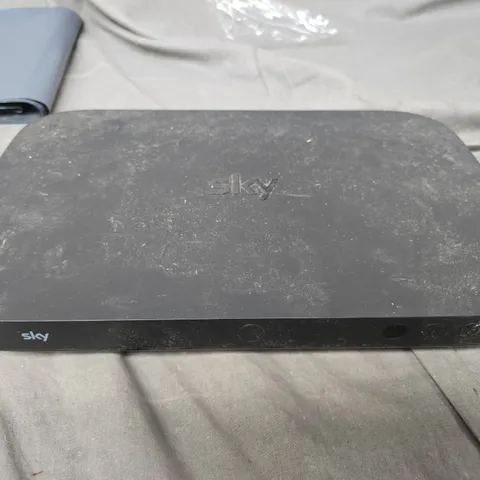 SKY Q TV BOX 