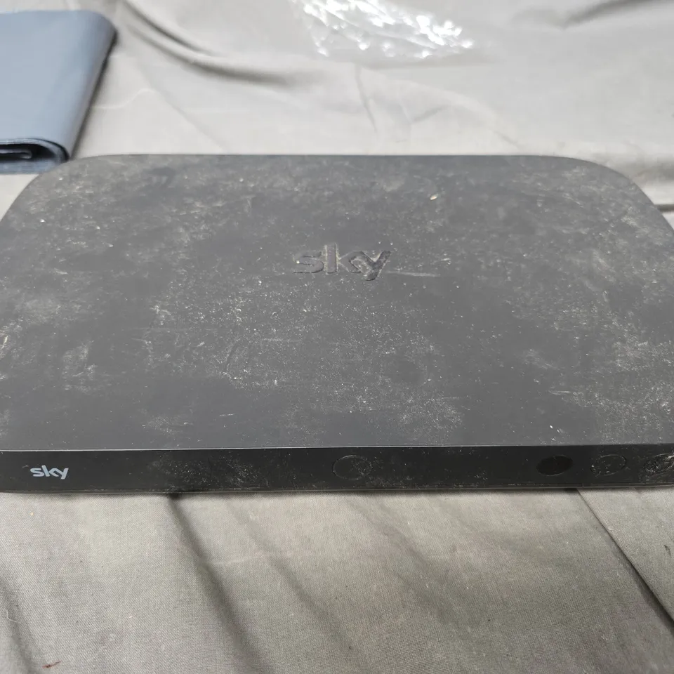 SKY Q TV BOX 